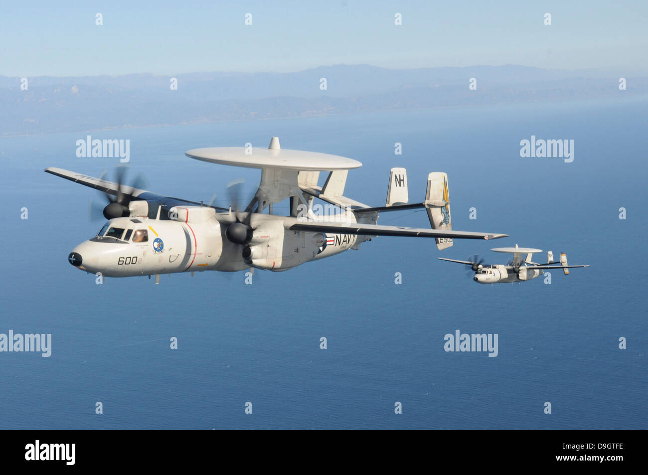 Novembre 20, 2012 - Due E-2C Hawkeye gli aerei volano sopra l'Oceano Pacifico nei pressi di Ventura, California. Foto Stock