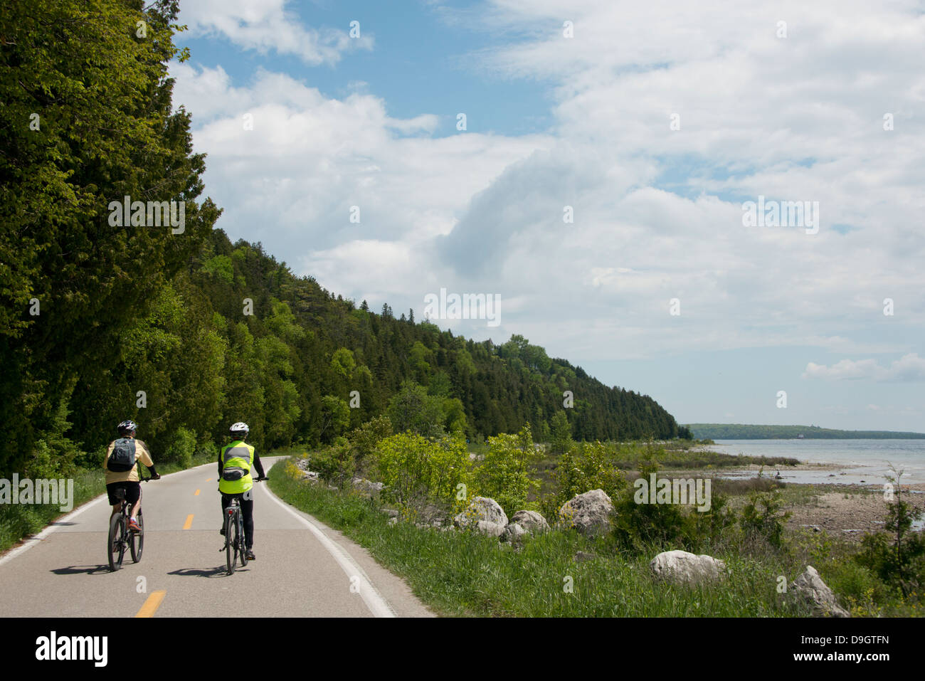 Michigan, Mackinac. Mackinac Island State Park. Alla scoperta dell'isola lungo il Lago Shore Road in bicicletta. Foto Stock