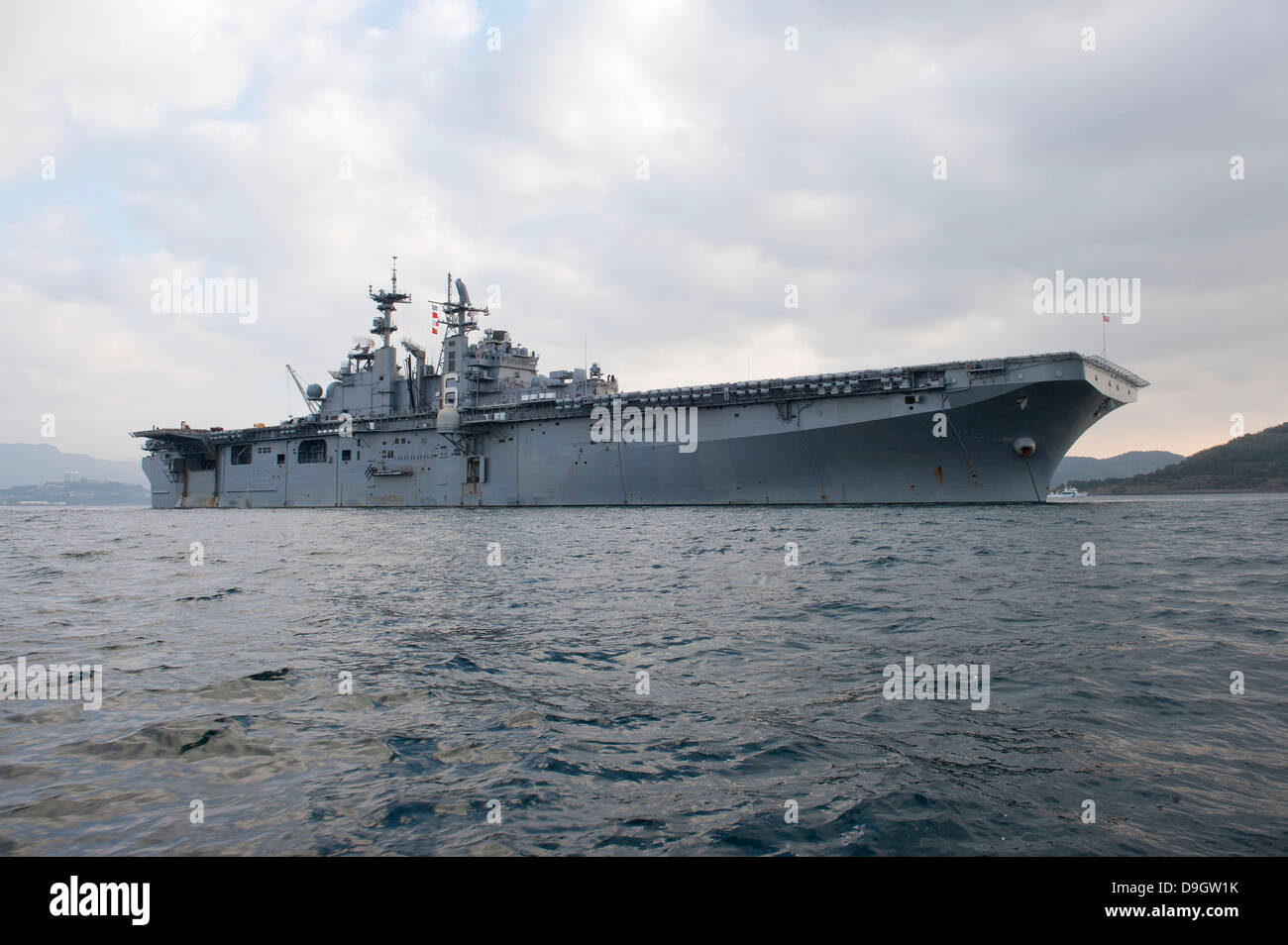 Sasebo, Giappone, 24 Gennaio 2012 - L'assalto anfibio nave USS Bonhomme Richard (LHD 6) si trova al di ancoraggio a Sasebo porto. Foto Stock