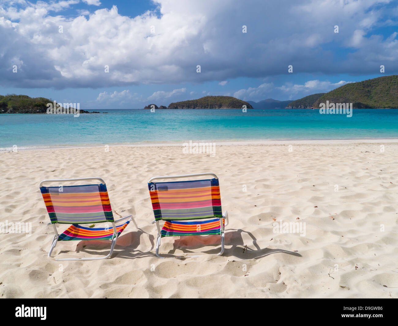 Spiaggia di due sedie vuote su Cinnamon Bay Beach sull'isola caraibica di San Giovanni nelle Isole Vergini Americane Foto Stock