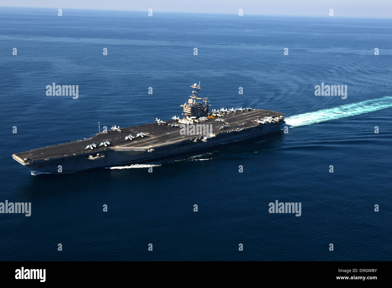 Febbraio 9, 2013 - La portaerei USS John C. Stennis transita il U.S. Quinta Flotta area di responsabilità. Foto Stock