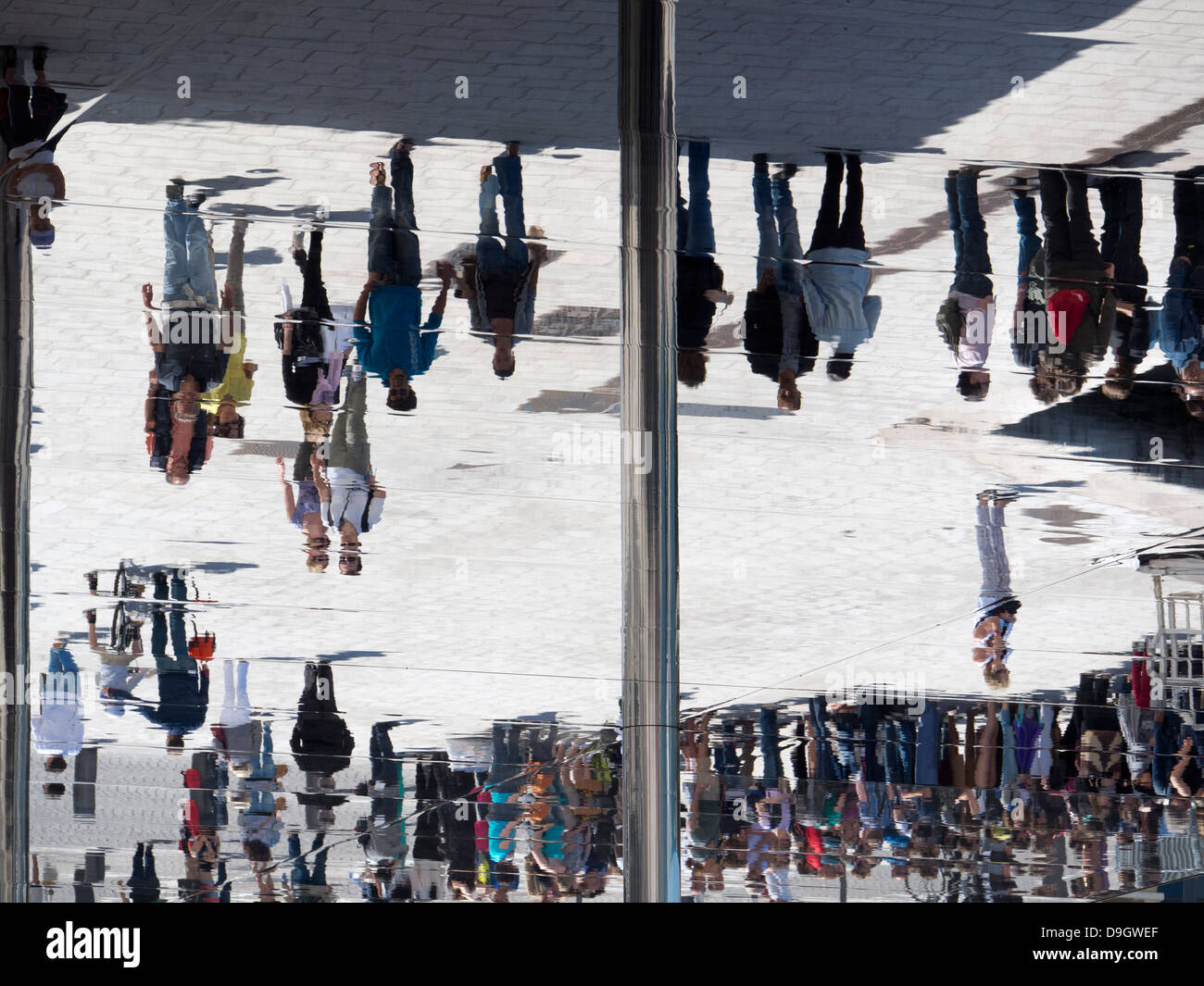 Il mondo capovolto - strane riflessioni al porto vecchio di Marsiglia, Francia 5 Foto Stock