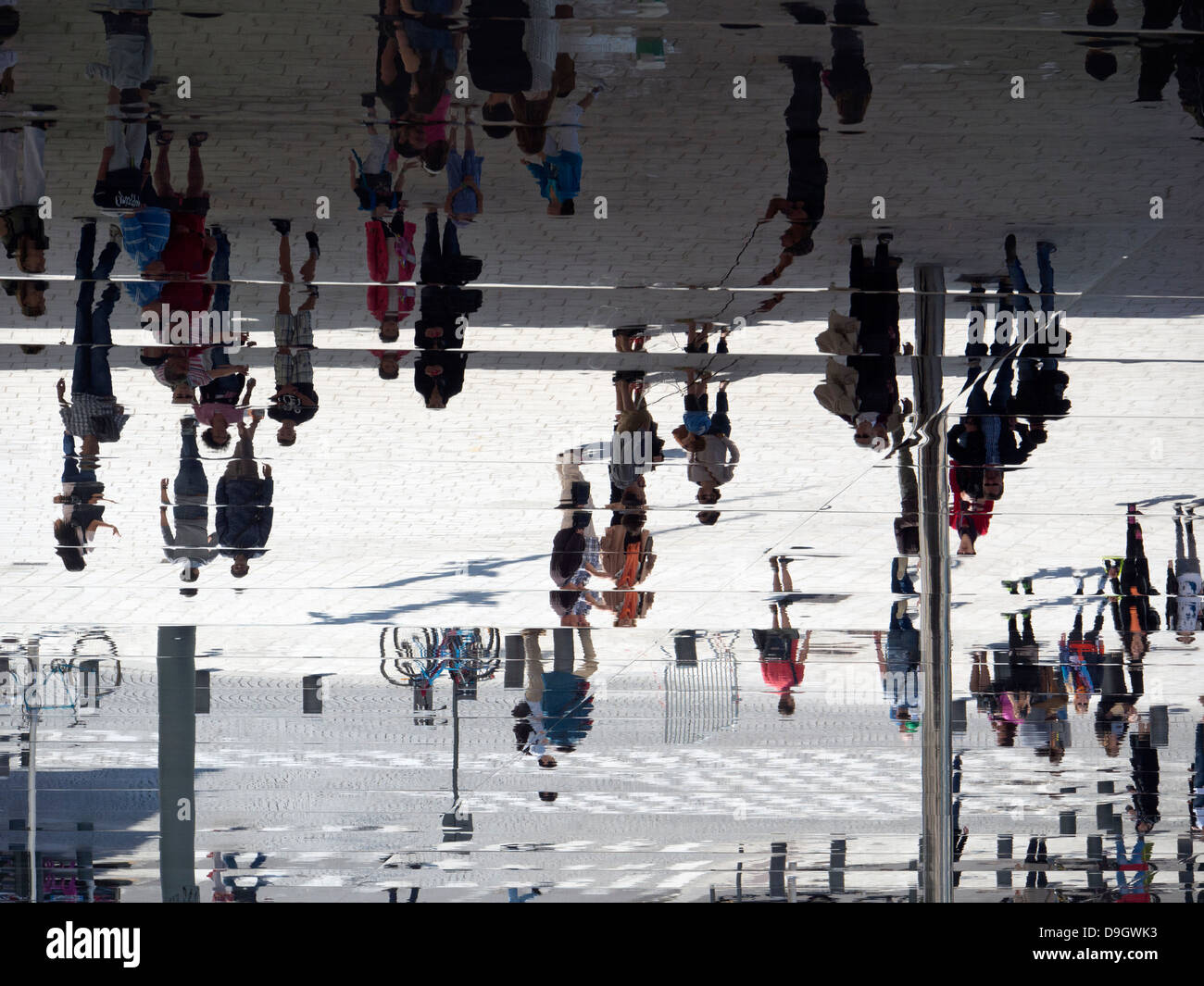 Il mondo capovolto - strane riflessioni al porto vecchio di Marsiglia, Francia 6 Foto Stock