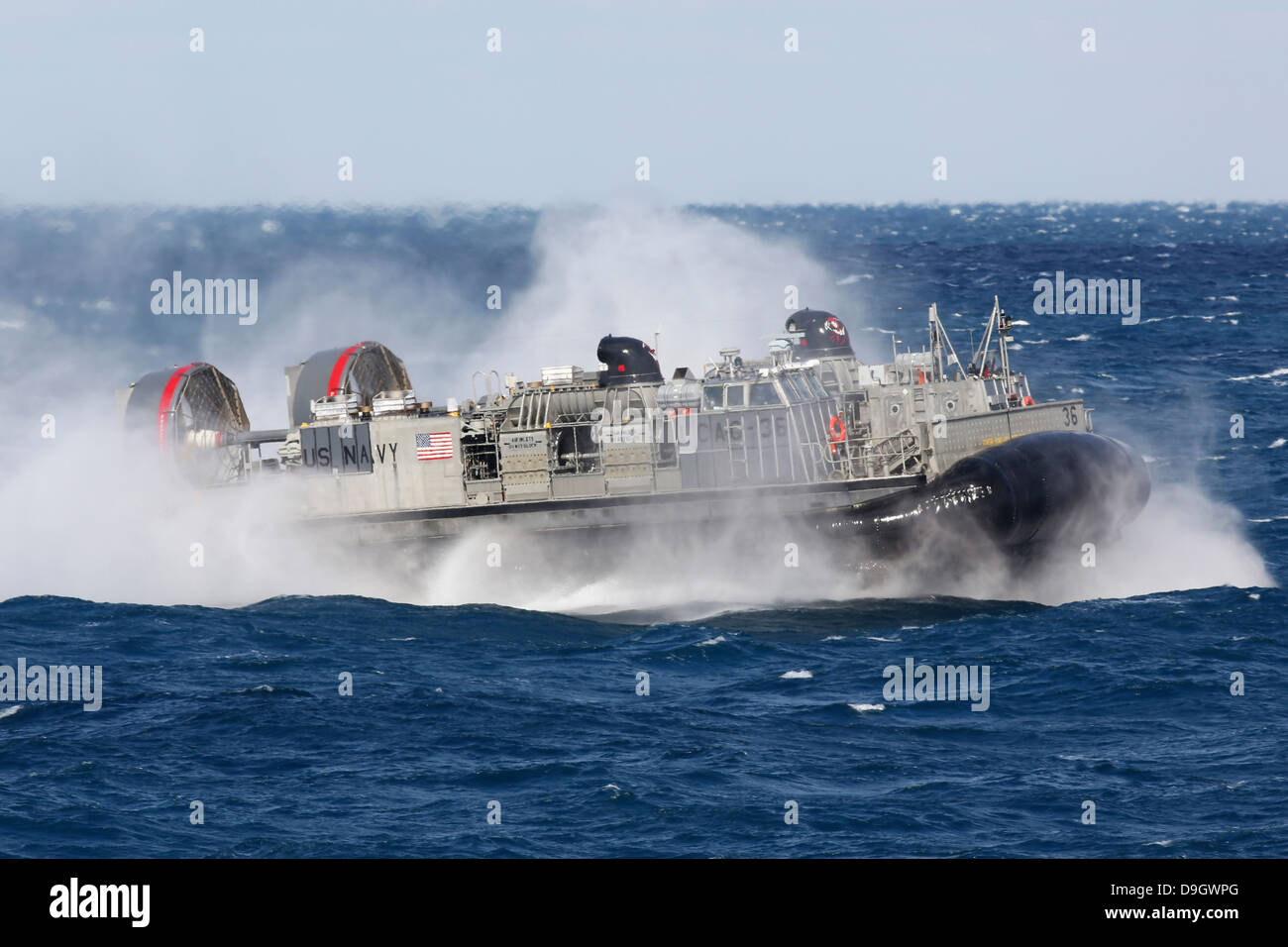 Una Landing Craft Air Cushion transita il oceano Atlantico. Foto Stock