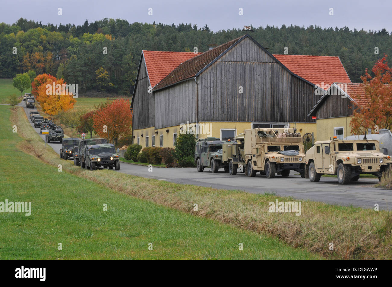 Convoglio di U.S. Veicoli militari a Amberg, Germania. Foto Stock