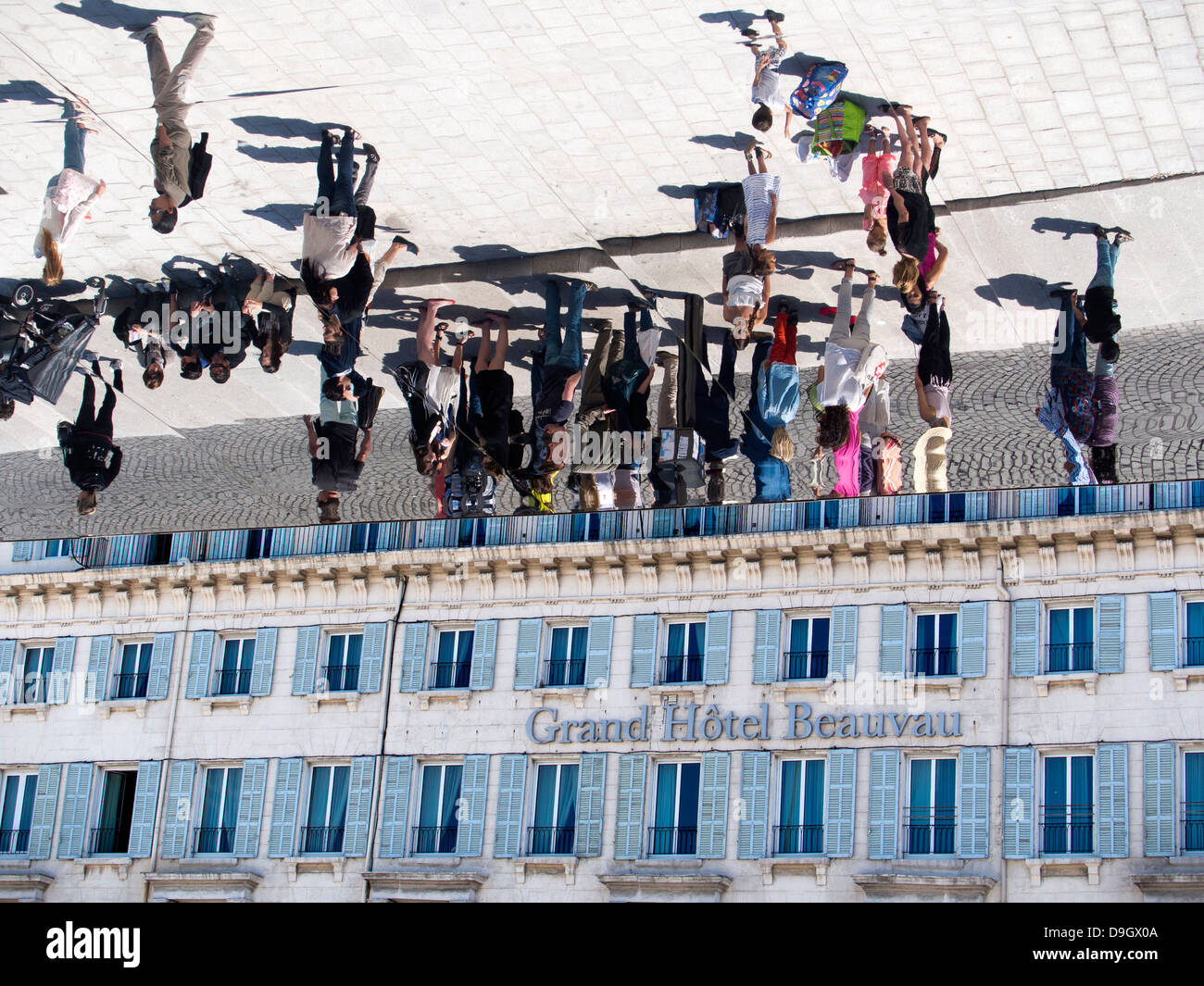 Il mondo capovolto - strane riflessioni al porto vecchio di Marsiglia, Francia 1 Foto Stock