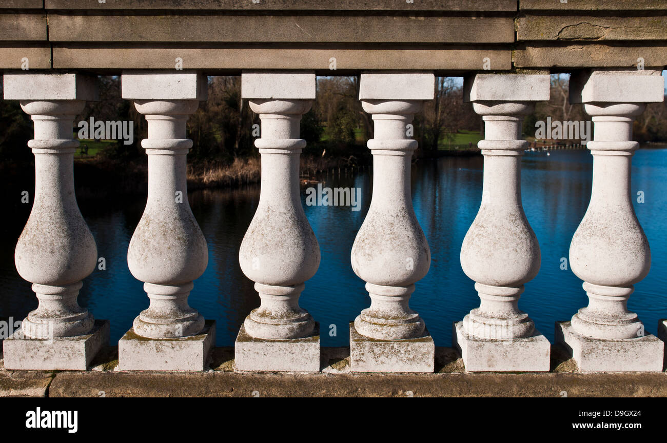 Architettura di colonne di granito dettaglio a ponte a serpentina in Hyde Park a Londra in Inghilterra Foto Stock