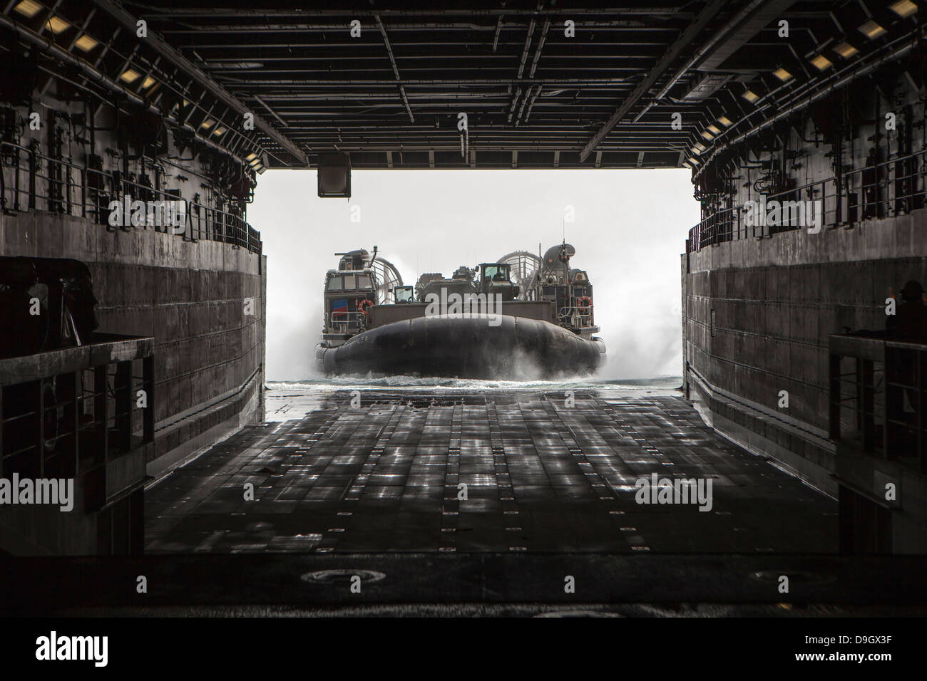 9 marzo 2013 - STATI UNITI Navy Landing Craft Air Cushion entra il bene del ponte della USS Green Bay (LPD 20) nel Mare Arabico. Foto Stock