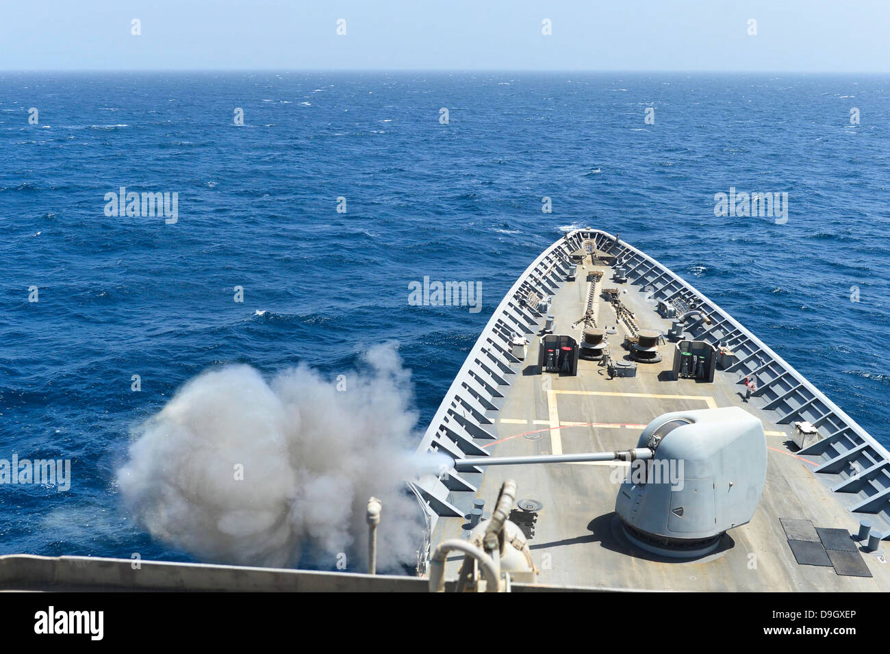 USS Monterey conduce un'esercitazione a fuoco. Foto Stock
