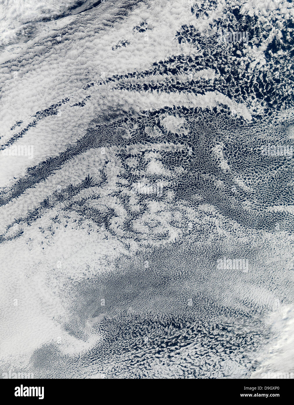 Una rete di nuvole sopra l'Oceano Pacifico al largo della costa del Perù. Foto Stock