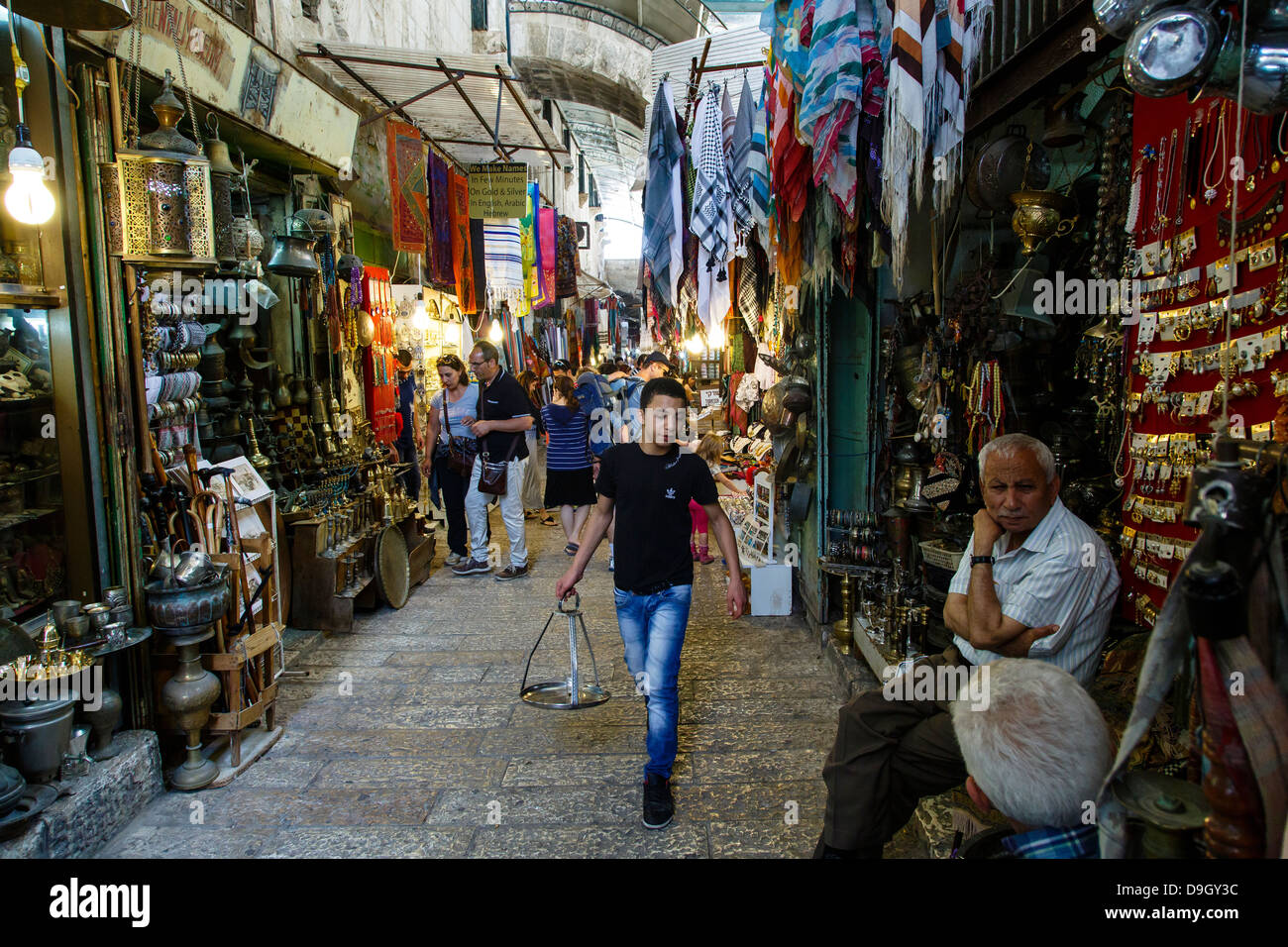 Il souk arabo, mercato coperto, al quartiere musulmano nella città vecchia di Gerusalemme, Israele. Foto Stock