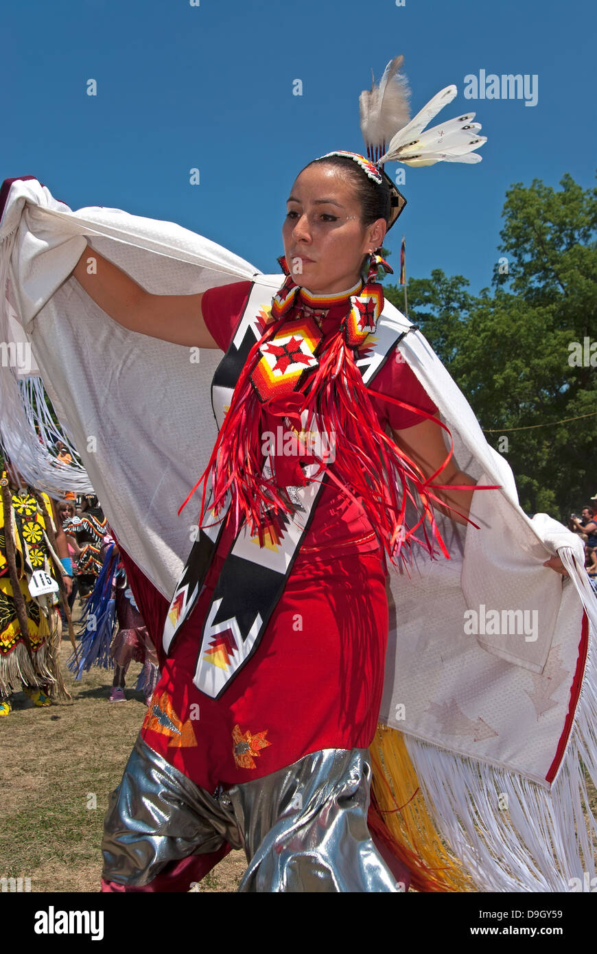 Donna che danza in Pow-wow celebrazione in Ontario, Canada Foto Stock