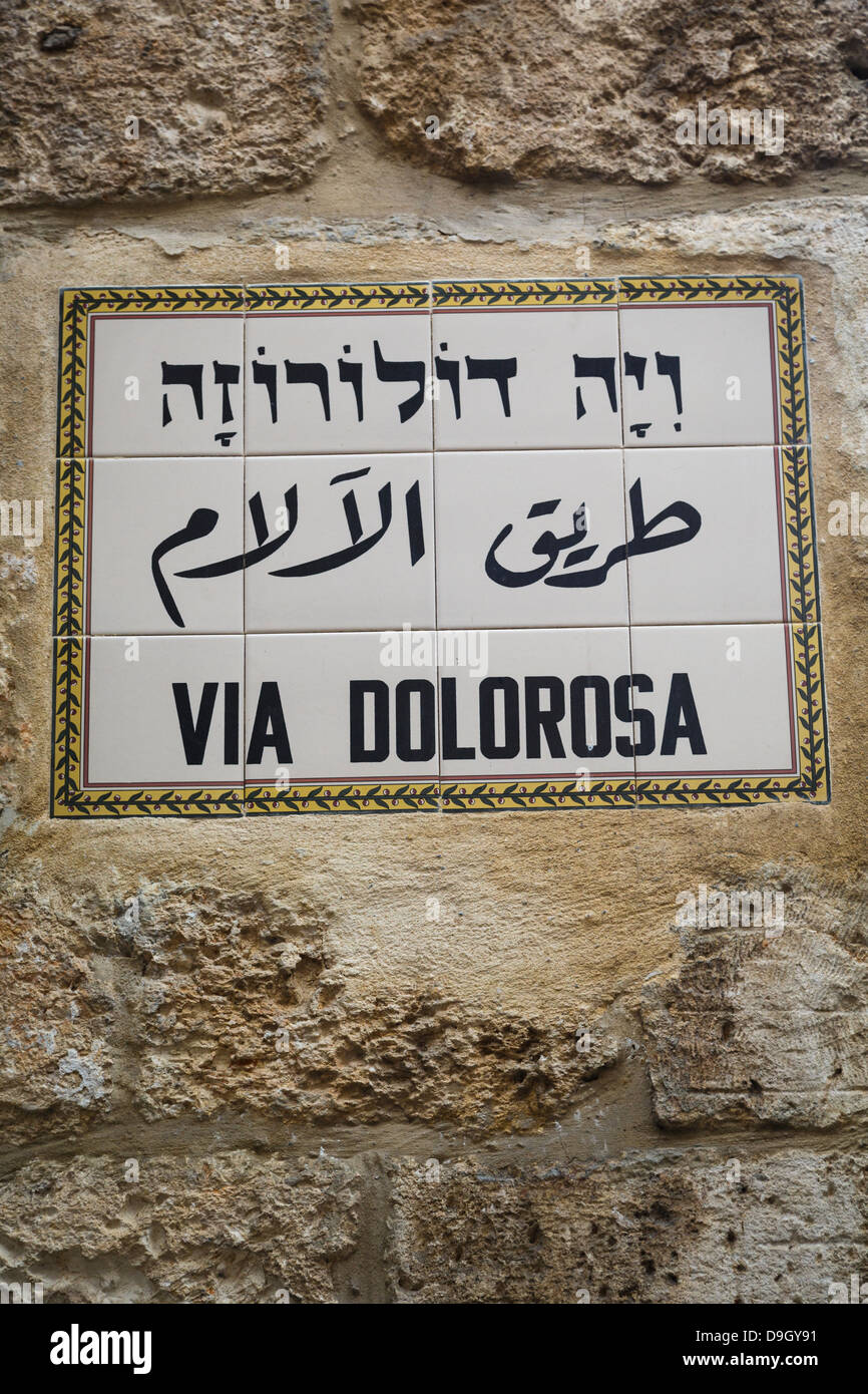 Via Dolorosa segno nella città vecchia di Gerusalemme, Israele. Foto Stock