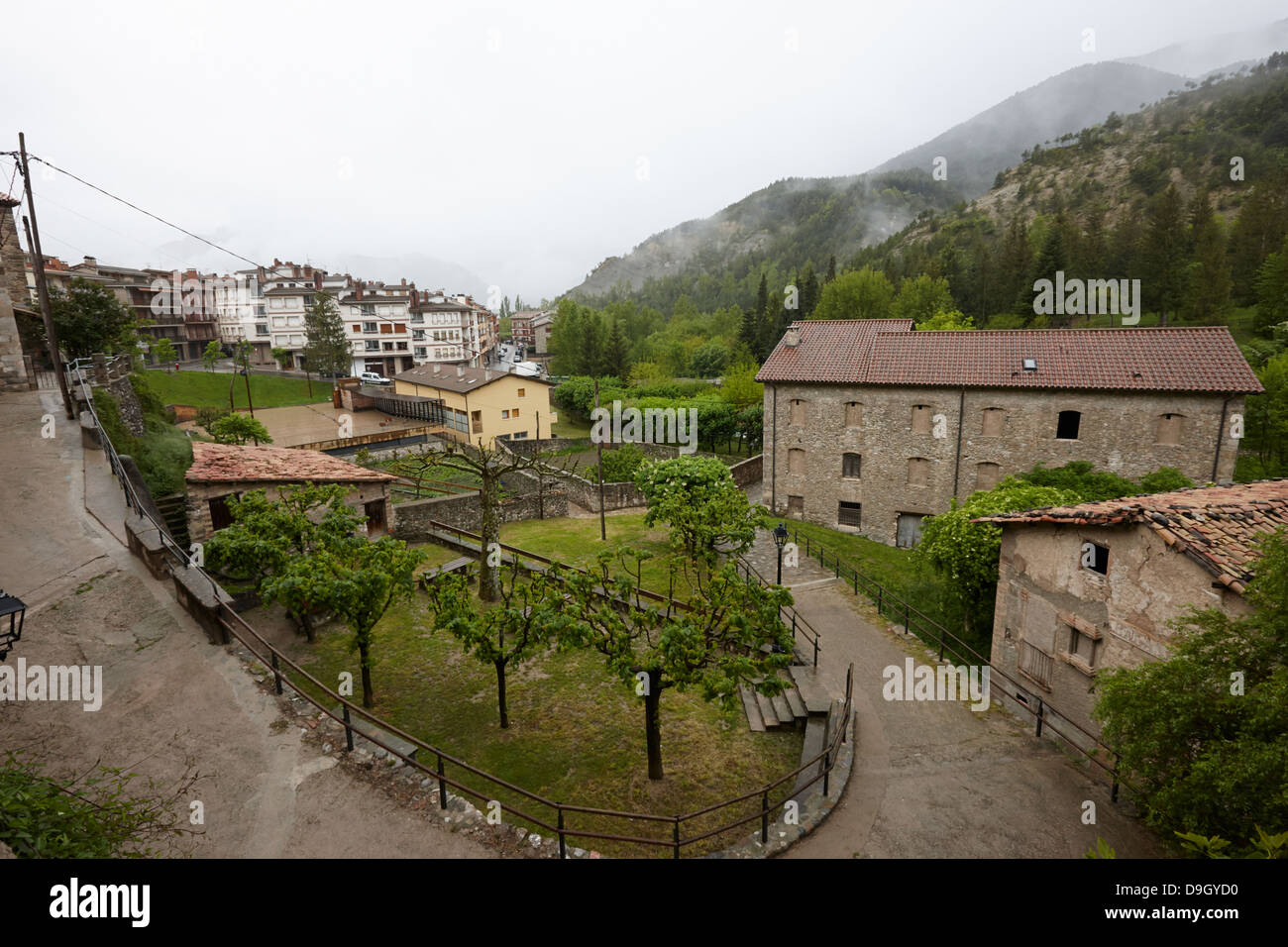 Orti nella vecchia città medievale di baga cadi mountain range Catalogna SPAGNA Foto Stock