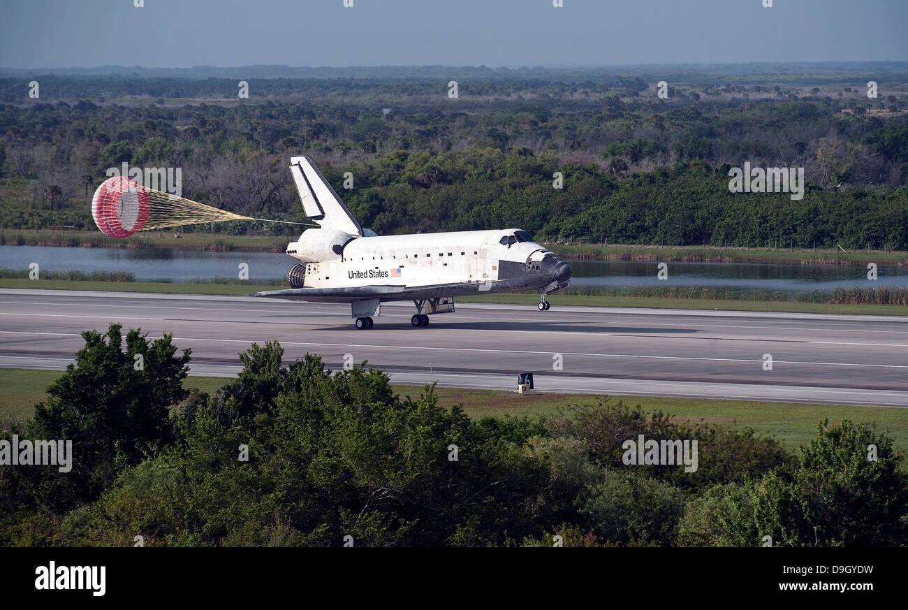 Con la funzione di drag scivolo estratte, navetta spaziale Discovery atterra sulla pista 33 presso lo Shuttle Landing Facility al Kennedy Space Center Foto Stock
