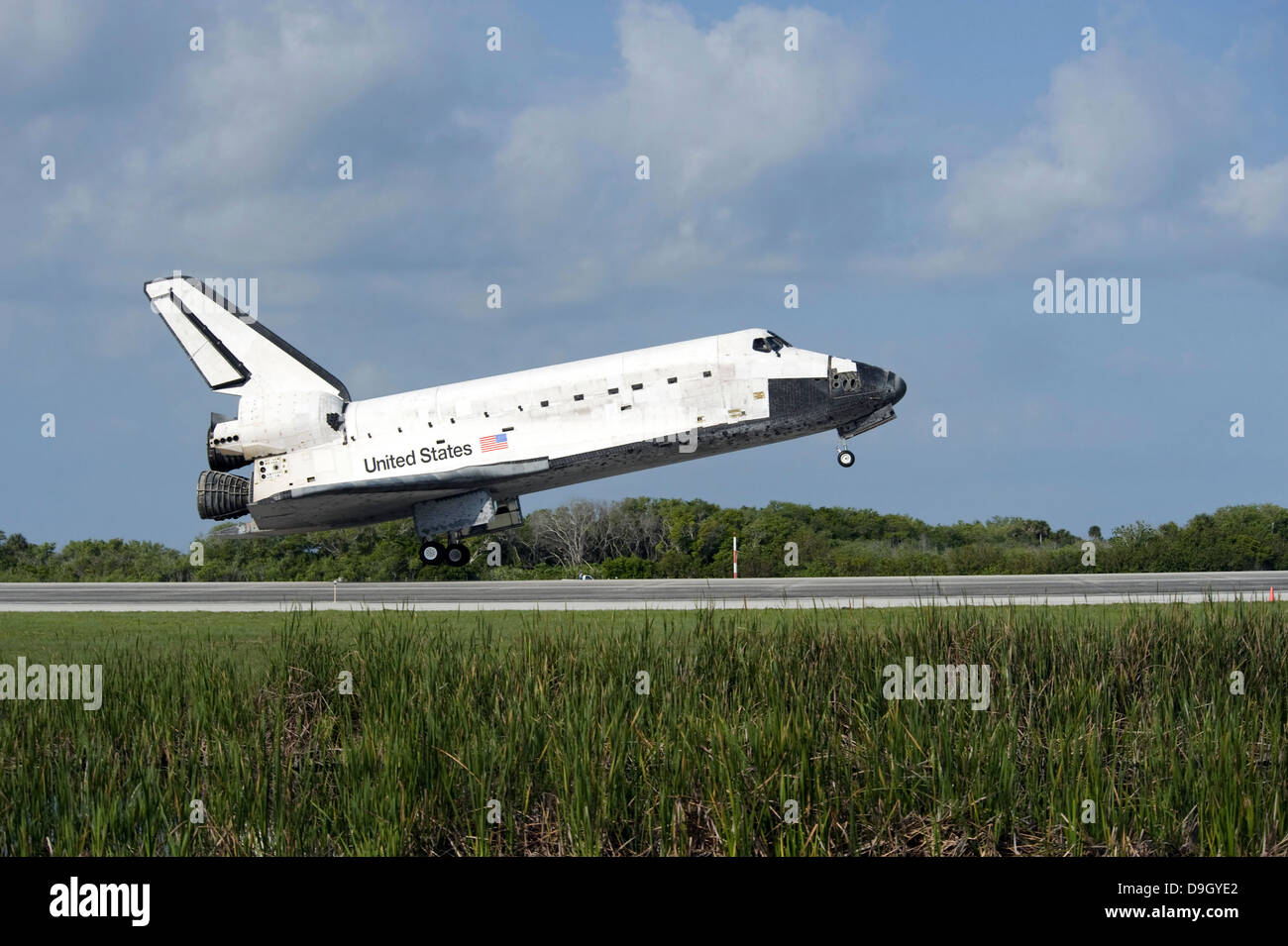 Lo space shuttle Discovery atterra sulla pista 33 presso lo Shuttle Landing Facility al Kennedy Space Center in Florida. Foto Stock