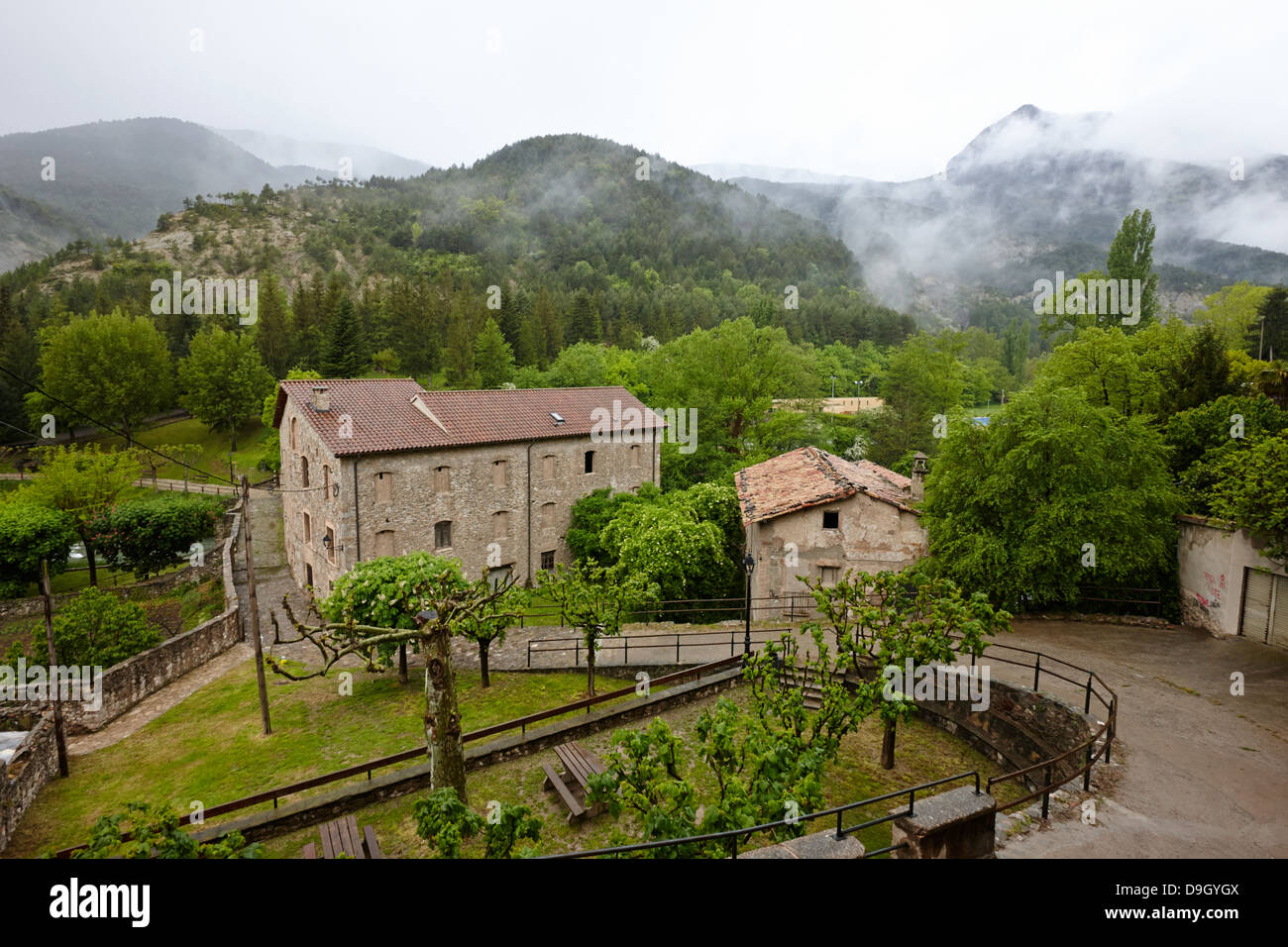 Orti nella vecchia città medievale di baga cadi mountain range Catalogna SPAGNA Foto Stock