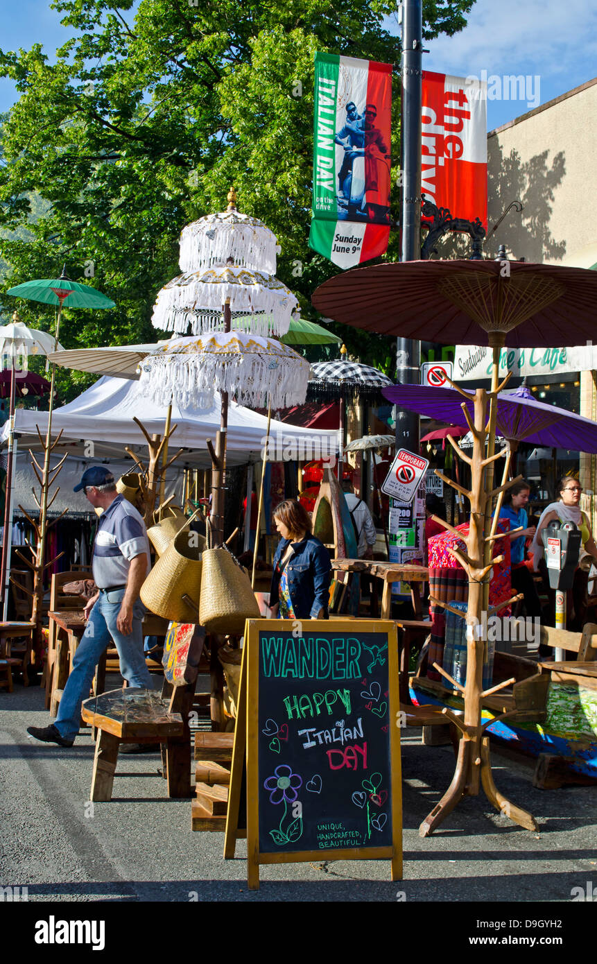 La gente vagare attraverso colorate visualizza di home decor sul display Italian Day 2013, un festival di strada a Vancouver in Canada. Foto Stock