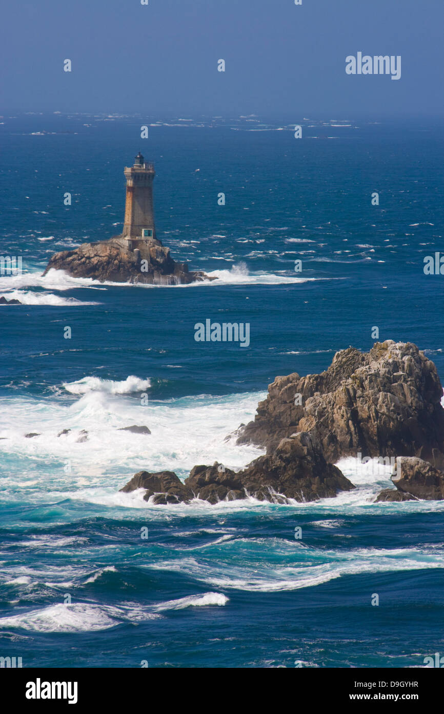 Bizzarro Felsen und Leuchtturm 'La Vieille' am Pointe du Raz Foto Stock