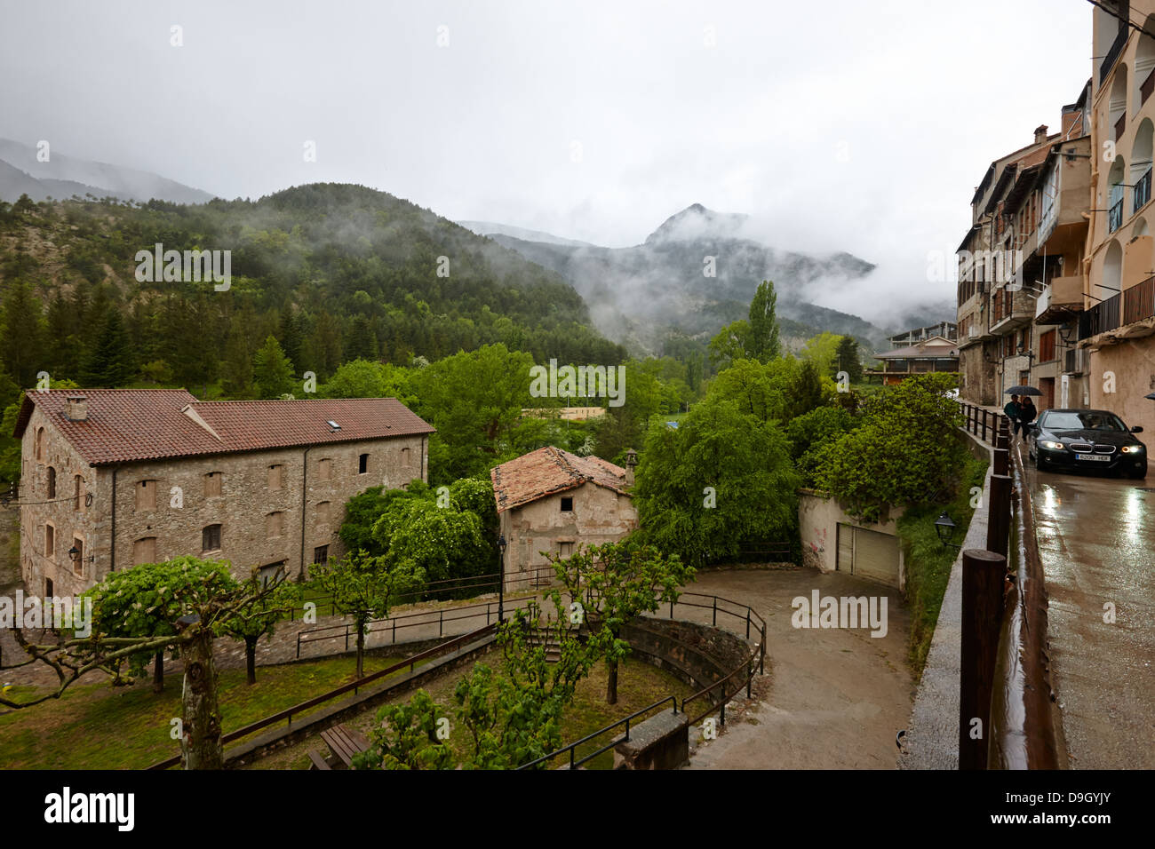 Ripide pareti della vecchia città medievale di baga cadi mountain range Catalogna SPAGNA Foto Stock