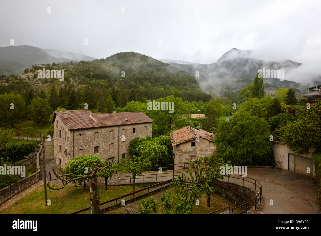 Guardando verso il basso dalla vecchia città medievale di baga cadi mountain range Catalogna SPAGNA Foto Stock