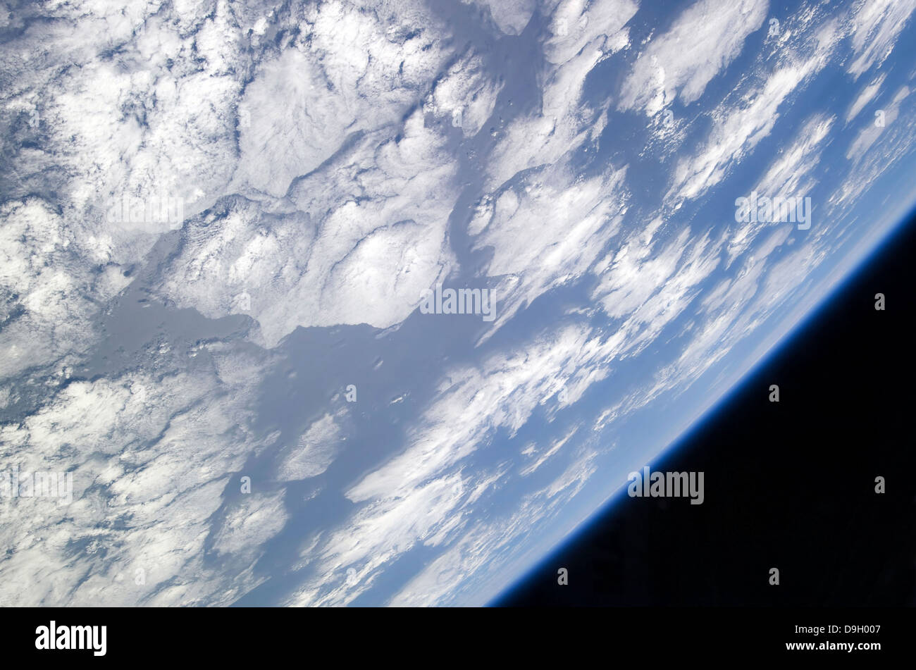 Un blu e bianco parte della massa e la nerezza di spazio osservata da terra-orbiting space shuttle Atlantis. Foto Stock