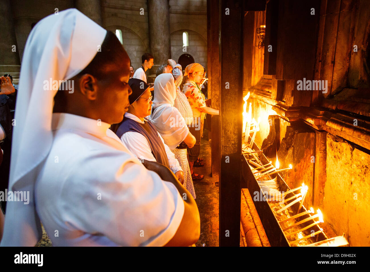 Le persone presso la chiesa del Santo Sepolcro nella città vecchia di Gerusalemme, Israele. Foto Stock