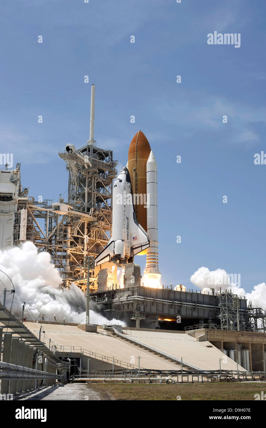 Space Shuttle Atlantis' twin a razzo a propellente solido infiammare i booster per la propulsione del veicolo spaziale off Kennedy Space Center Launch Pad 39A. Foto Stock