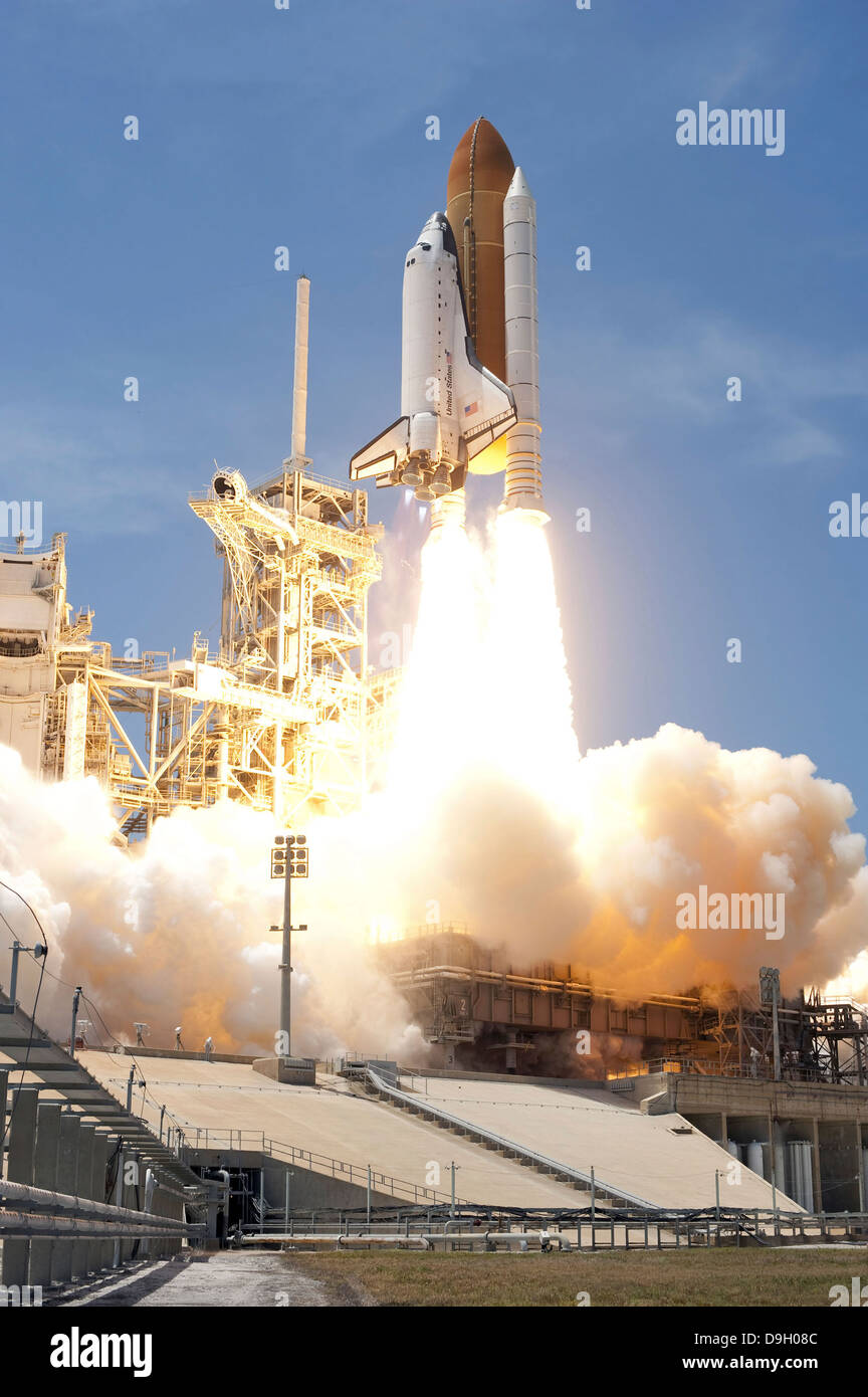 Space Shuttle Atlantis' twin solid rocket boosters propel per lanciare il veicolo spaziale su Kennedy Space Center il Launch Pad 39A. Foto Stock