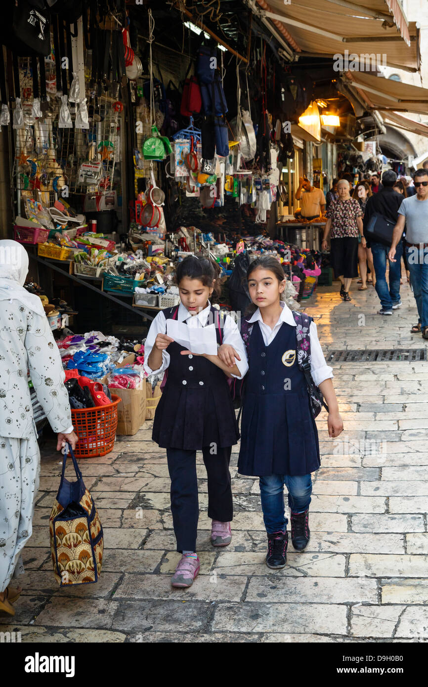 Il souk arabo, mercato coperto, al quartiere musulmano nella città vecchia di Gerusalemme, Israele. Foto Stock
