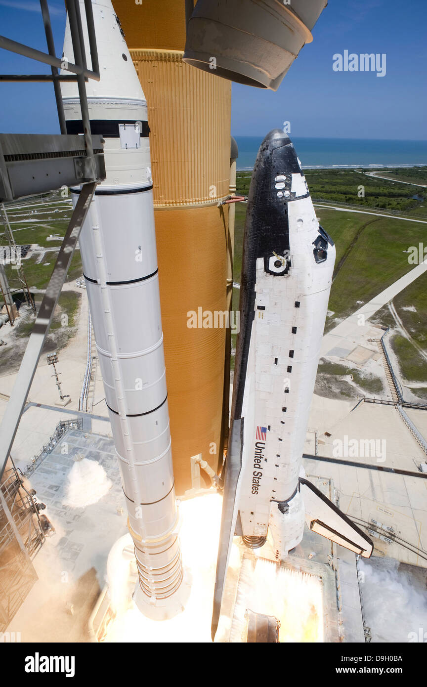 Space Shuttle Atlantis solleva dal Kennedy Space Center di lanciare il pad 39A in orbita. Foto Stock