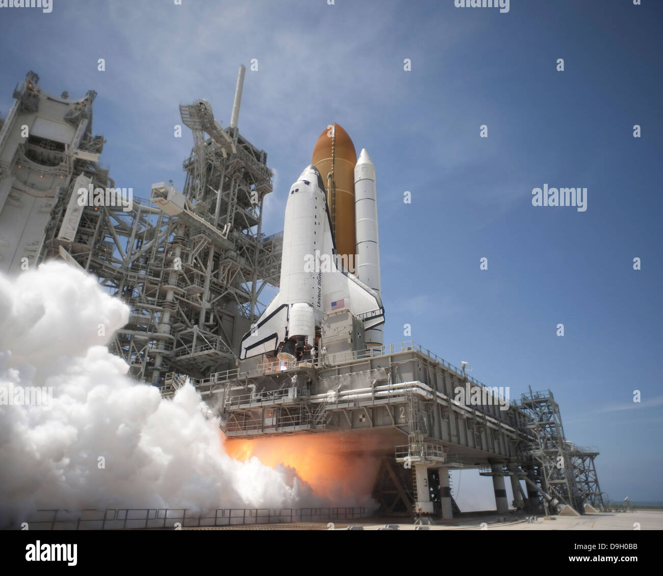 Un pennacchio del getto allo scarico moduli sotto il mobile piattaforma di lancio sulla rampa di lancio 39A come lo space shuttle Atlantis solleva in orbita. Foto Stock