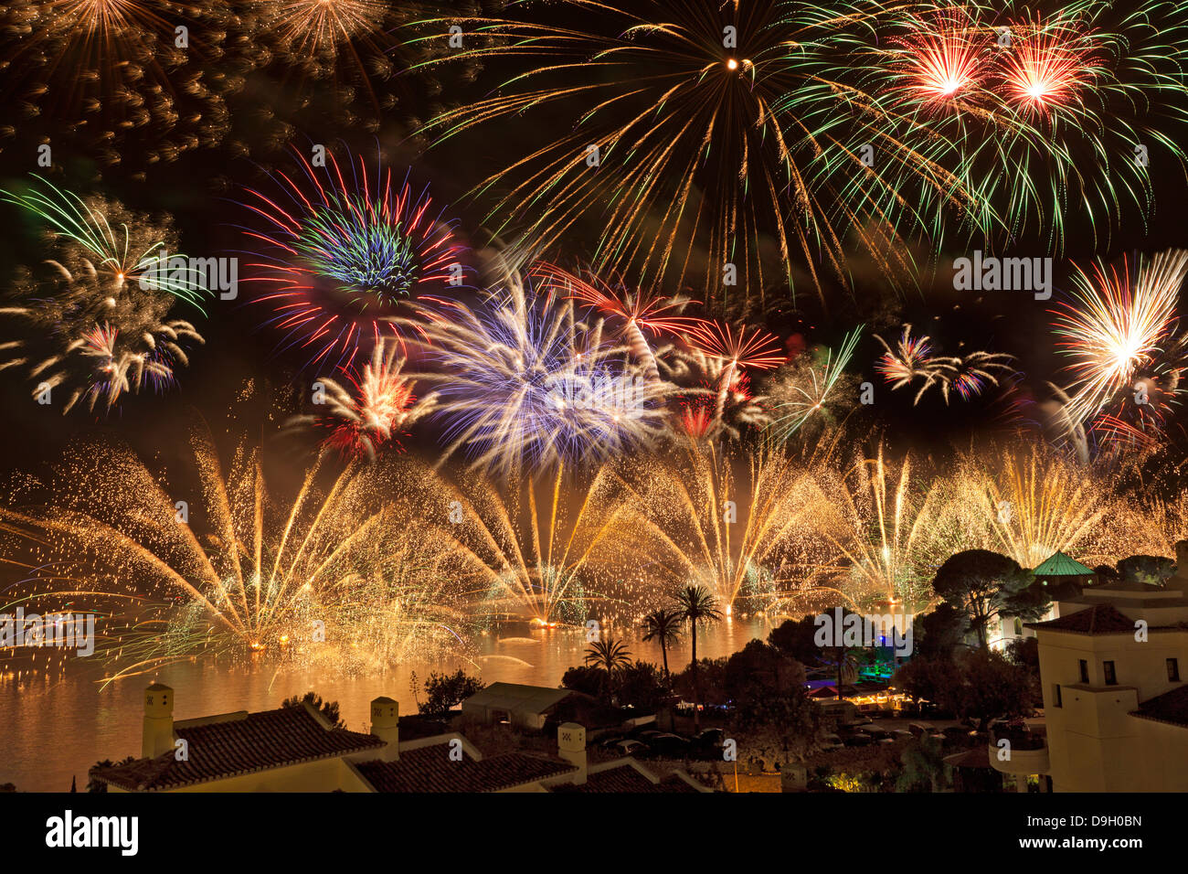 Bellissimi fuochi d'artificio sopra la Olla bay e si tratta di edifici residenziali, Altea, Costa Blanca, Alicante, Valencia, Spagna Foto Stock