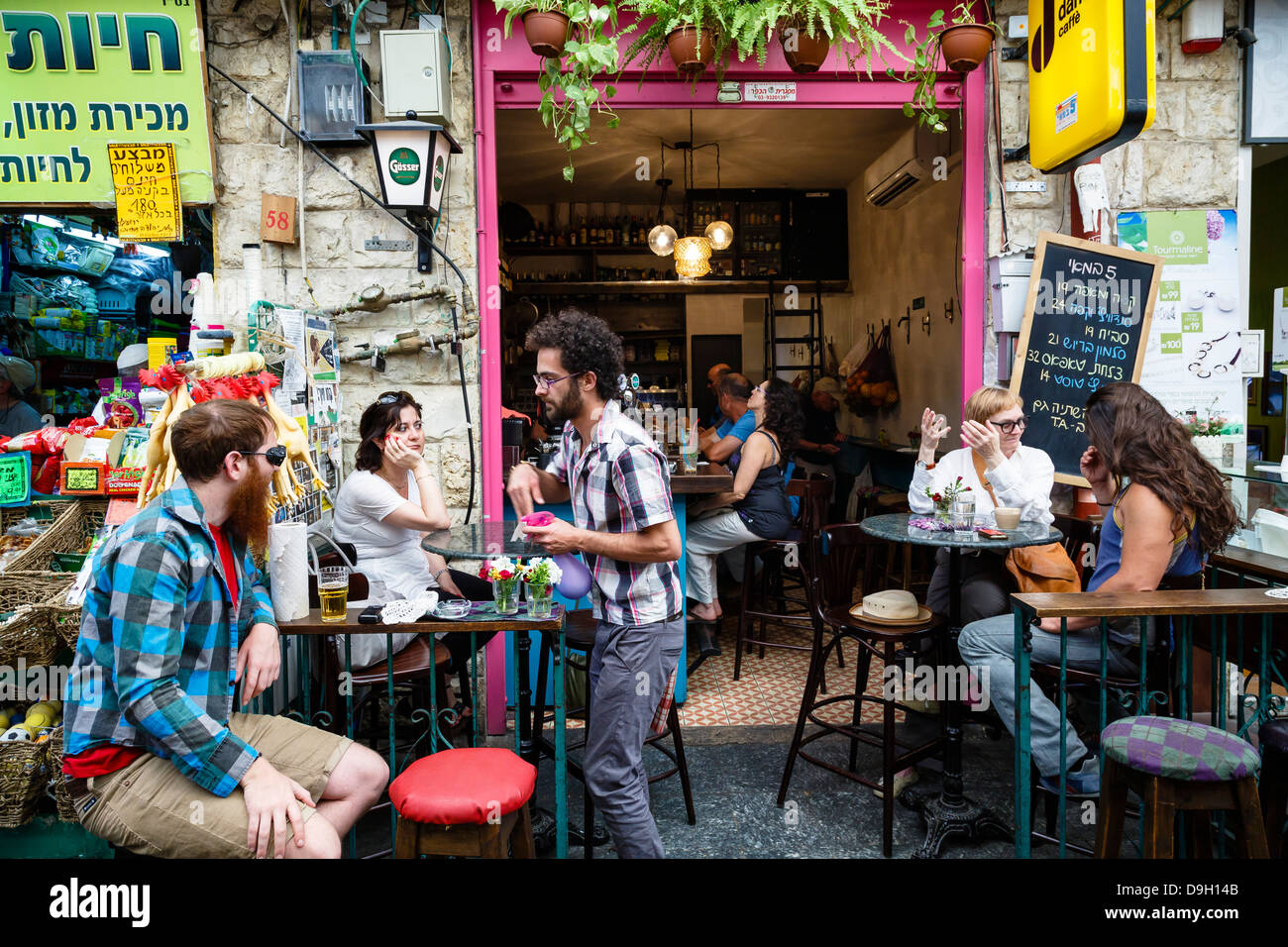 La gente seduta a un Cafe in Mahane Yehuda Market, Gerusalemme, Israele. Foto Stock