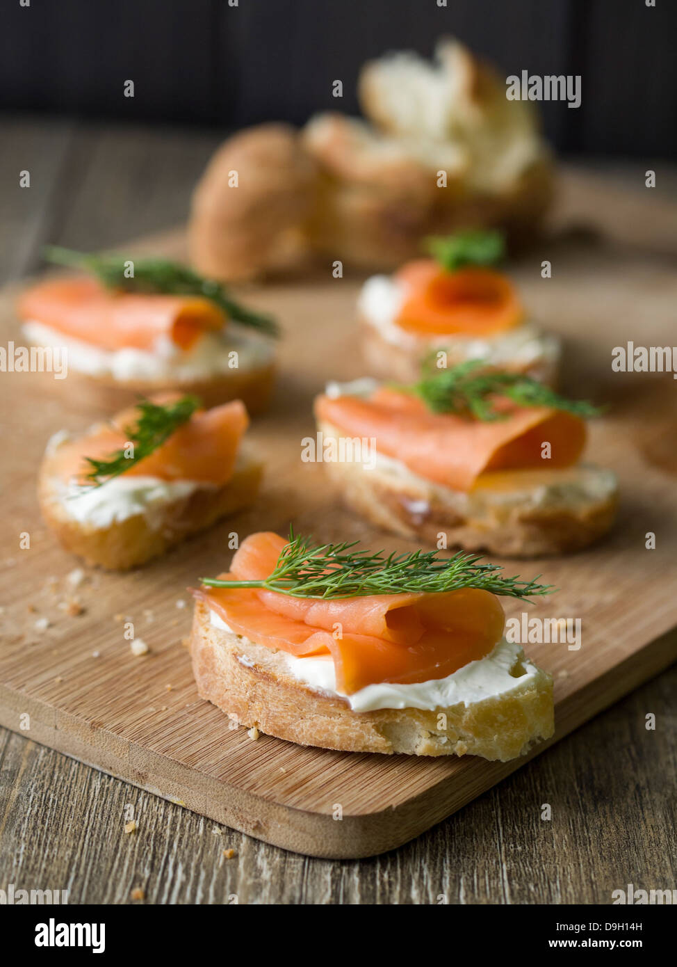 Salmone affumicato su sandwich baguette fatti in casa. Foto Stock