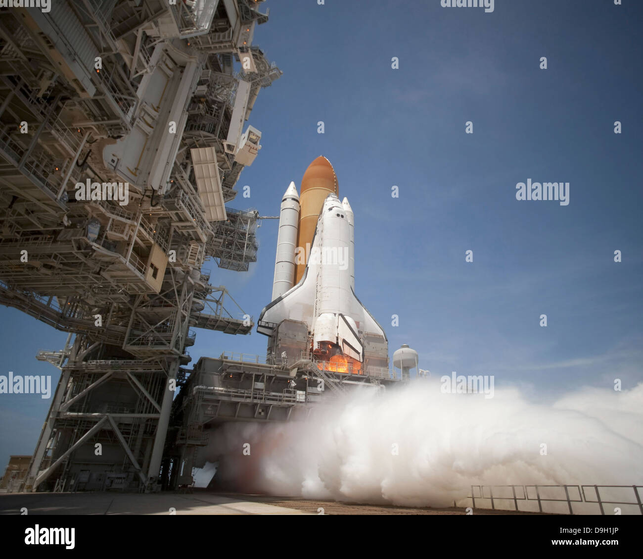 Un pennacchio del getto allo scarico moduli sotto il mobile piattaforma di lancio sulla rampa di lancio 39A come lo space shuttle Atlantis solleva in orbita. Foto Stock