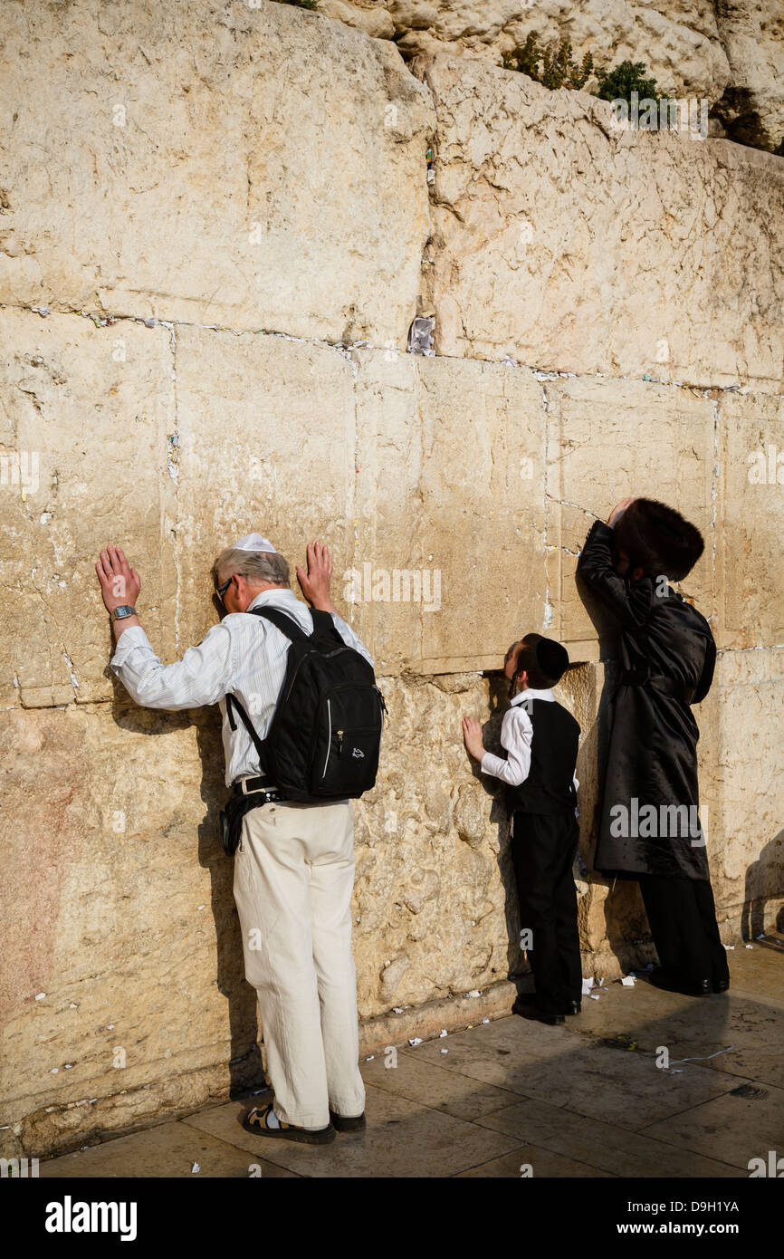 Il popolo ebraico in preghiera al Muro del pianto, noto anche come il muro occidentale , a Gerusalemme, Israele. Foto Stock
