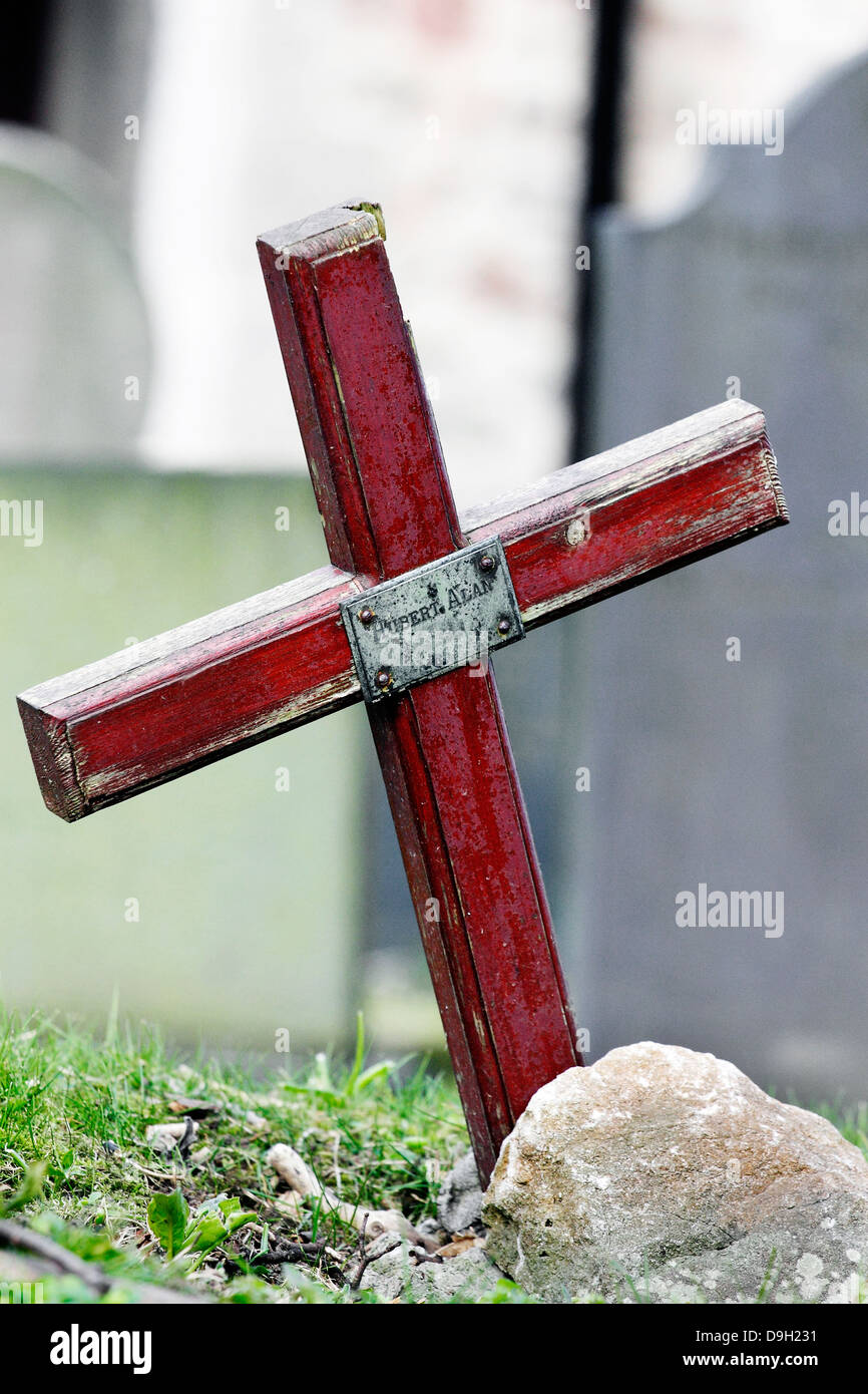 Una semplice croce di legno segnando un grave. Foto Stock