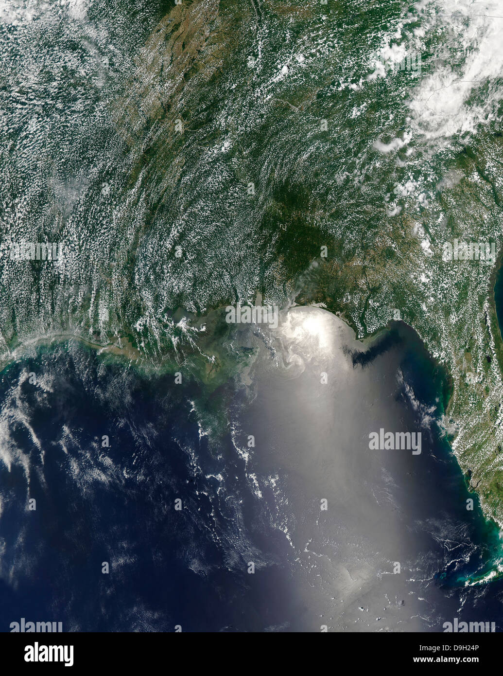 Vista satellitare di una fuoriuscita di olio è visibile attraverso il nord del Golfo del Messico. Foto Stock