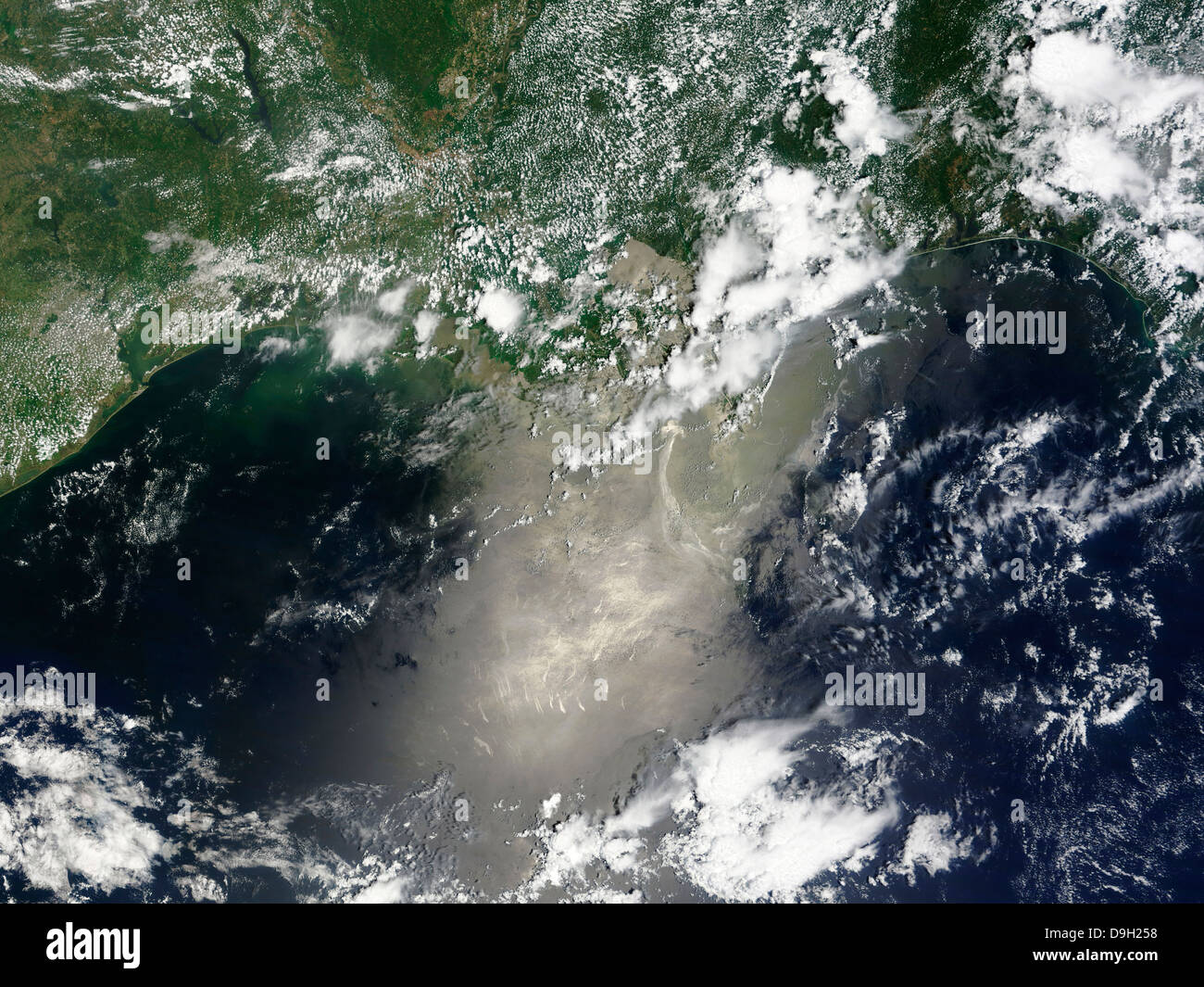 Vista satellitare di strisce e nastri di olio illumina il riflesso del sole spento il Golfo del Messico. Foto Stock