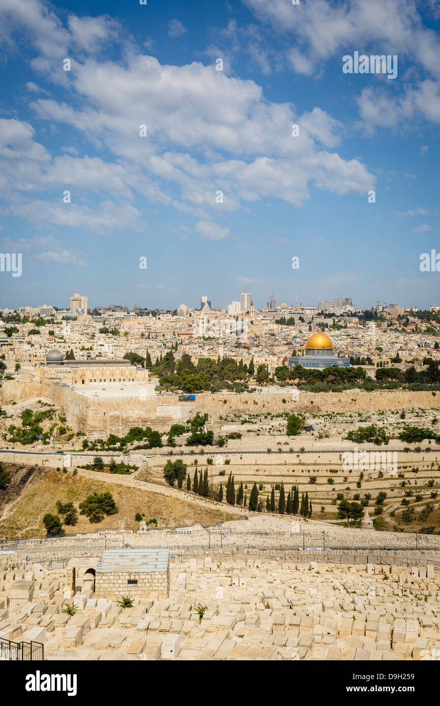 Vista sulle mura della città vecchia e la Cupola della roccia moschea, dal monte degli ulivi, a Gerusalemme, Israele. Foto Stock