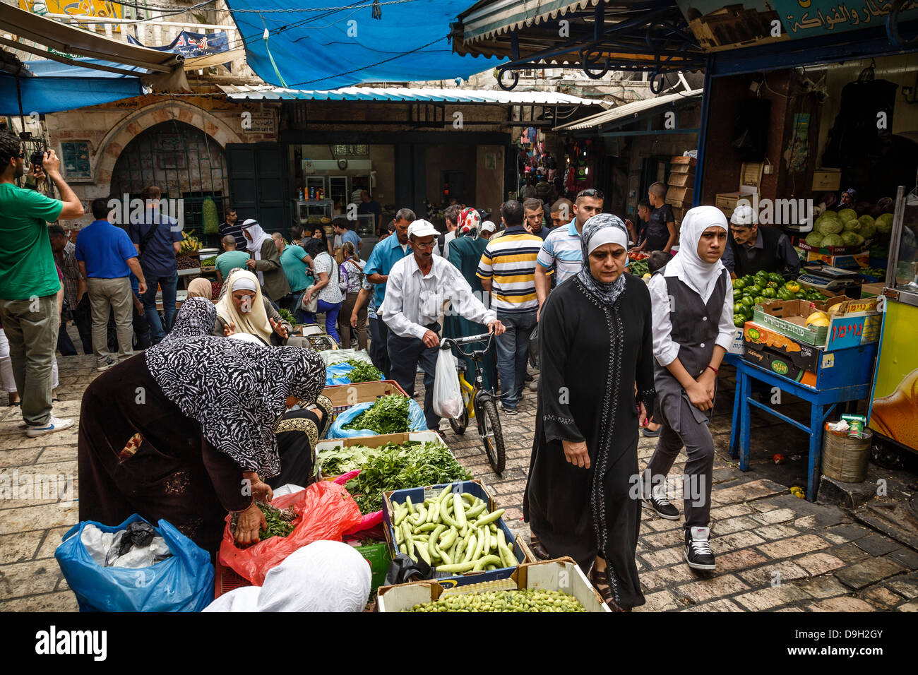 Il souk arabo, mercato coperto, al quartiere musulmano nella città vecchia di Gerusalemme, Israele. Foto Stock