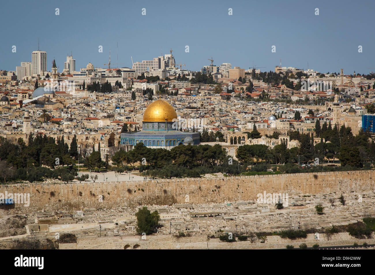 Vista sulle mura della città vecchia e la Cupola della roccia moschea, dal monte degli ulivi, a Gerusalemme, Israele. Foto Stock