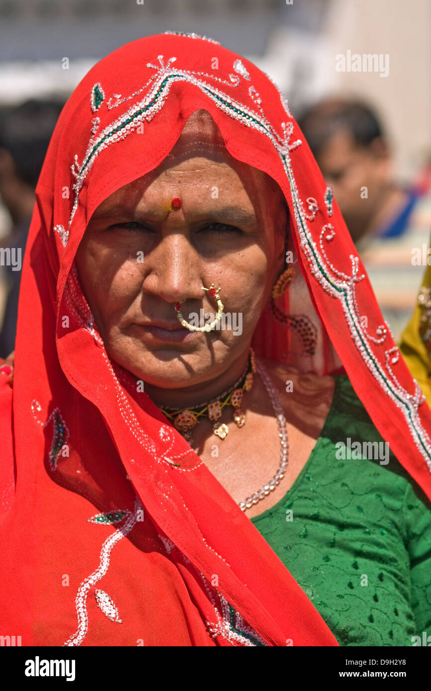 Asia, India, Karnataka, Mysore, Chamundi Hill, Chamundeswari tempio, Ritratto di una donna Indiana con un naso anello Foto Stock