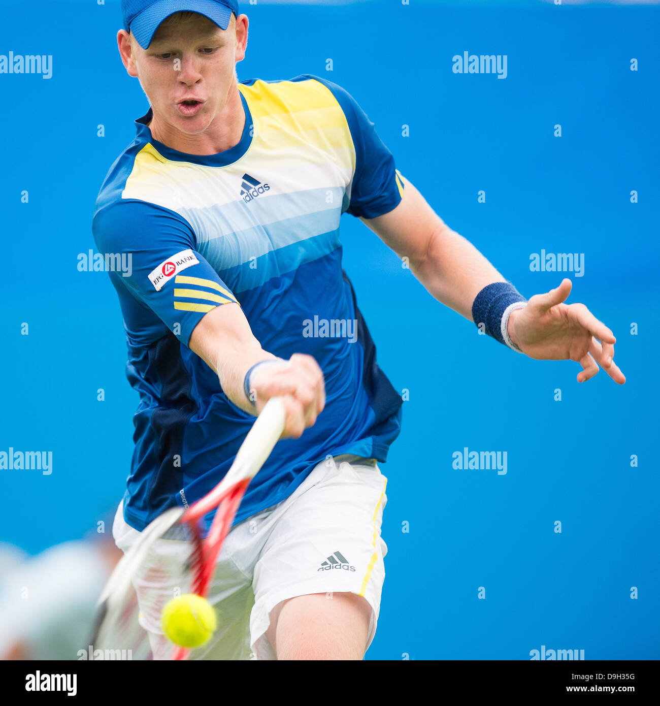 Eastbourne, Regno Unito. Il 19 giugno 2013. Aegon International 2013- giorno 5.Kyle Edmund di Gran Bretagna in azione colpendo un acceso con una singola mano diretti nella sua partita contro Gilles Simon della Francia sul Centre Court. Giles Simon ha vinto la partita 7-6, 7-6. Credito: Mike francese/Alamy Live News Foto Stock