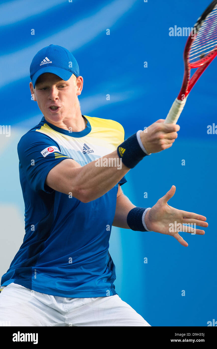 Eastbourne, Regno Unito. Il 19 giugno 2013. Aegon International 2013- giorno 5.Kyle Edmund di Gran Bretagna in azione colpendo una sola mano diretti nella sua partita contro Gilles Simon della Francia sul Centre Court. Giles Simon ha vinto la partita 7-6, 7-6. Credito: Mike francese/Alamy Live News Foto Stock