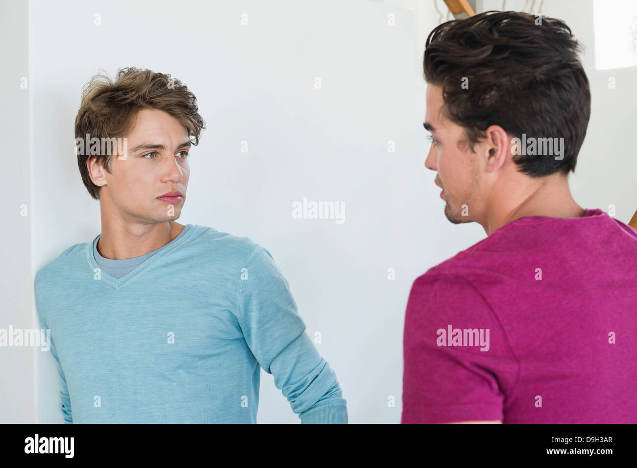 Due amici maschi a parlare con ciascun altro Foto Stock