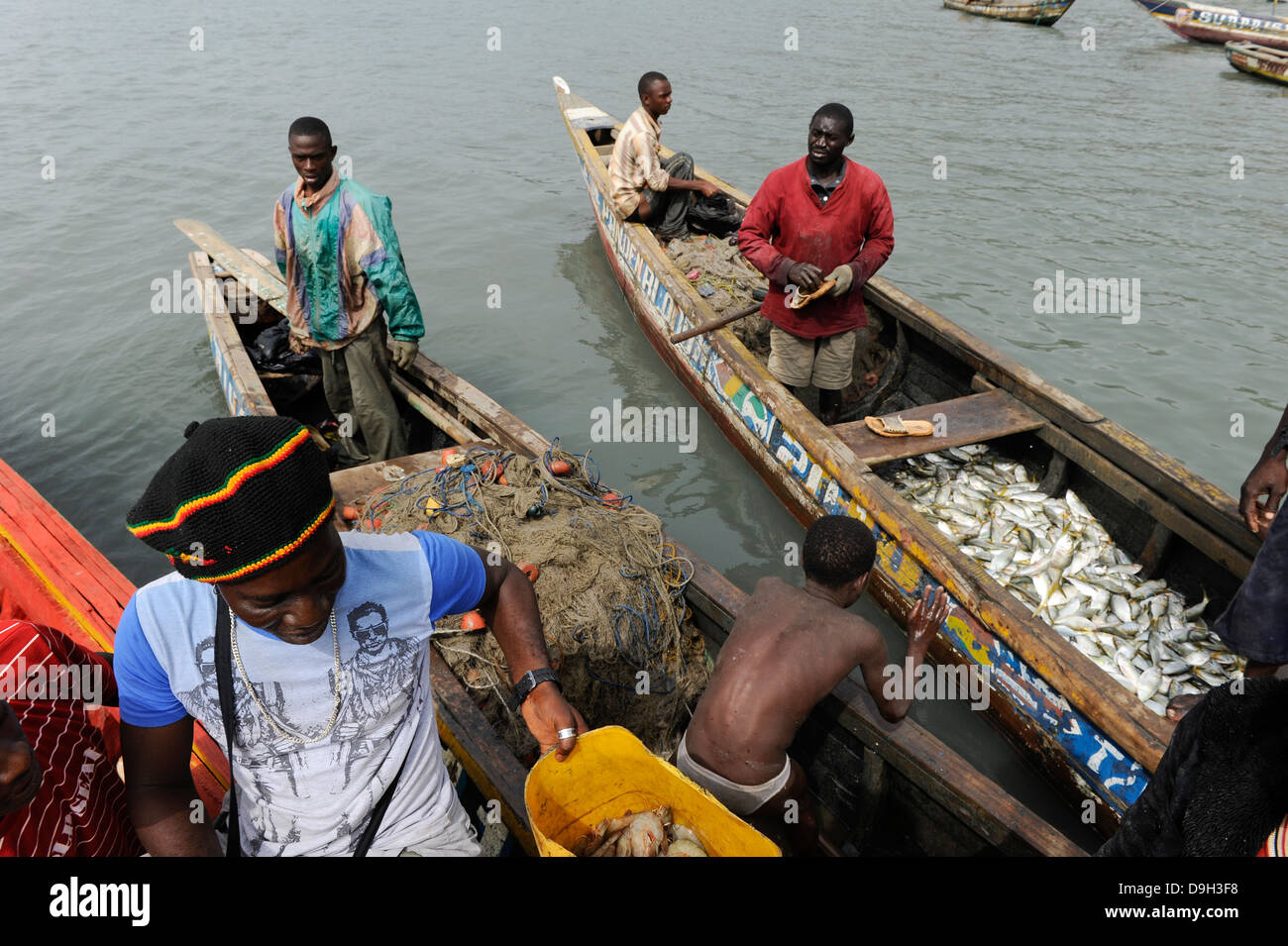 LA SIERRA LEONE, la Penisola Occidentale, il porto di pescatori di Tombo, la sicurezza alimentare e il sostentamento dei piccoli pescatori costieri sono colpiti dalla grande flotta di pescherecci da traino Foto Stock