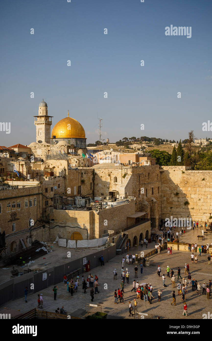 Vista sul muro del pianto, noto anche come il muro occidentale e la cupola della moschea di roccia, a Gerusalemme, Israele. Foto Stock