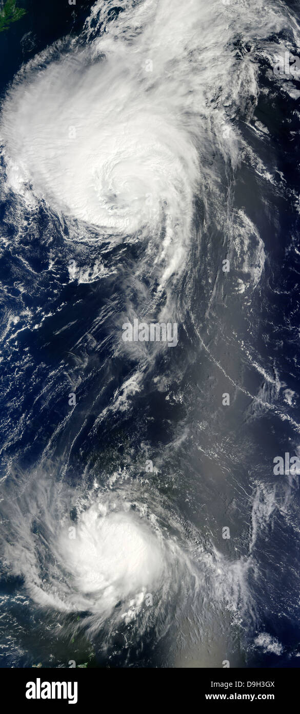 Due potenti tempeste span dell'Oceano Atlantico. Foto Stock